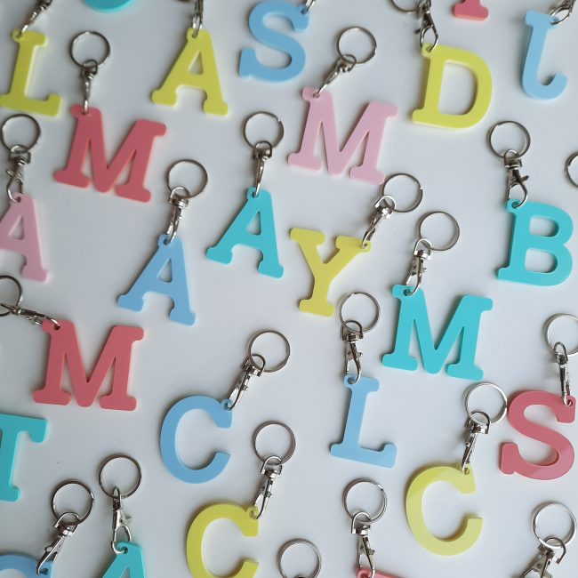Llavero con inicial de metacrilato