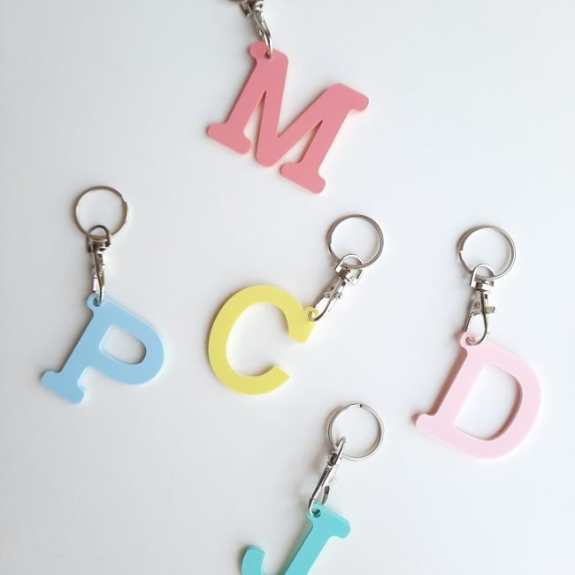 Llavero con la inicial de metacrilato